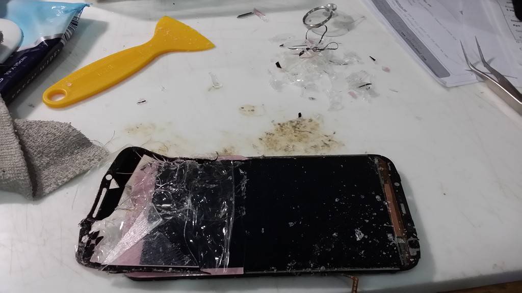 A Picture Guide to Replace Your Broken Smartphone Screen