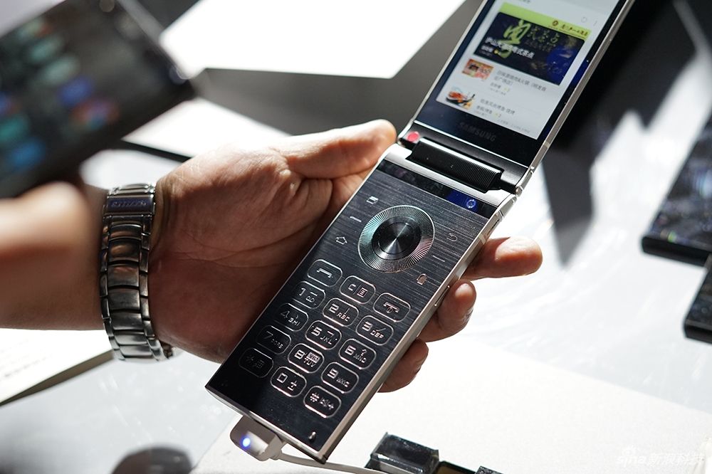 SAMSUNG SM W2018 6/256GB