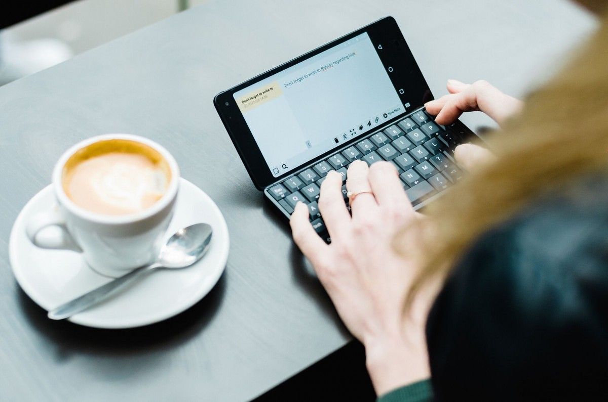 The Cosmo Communicator is the next clamshell PDA from Planet