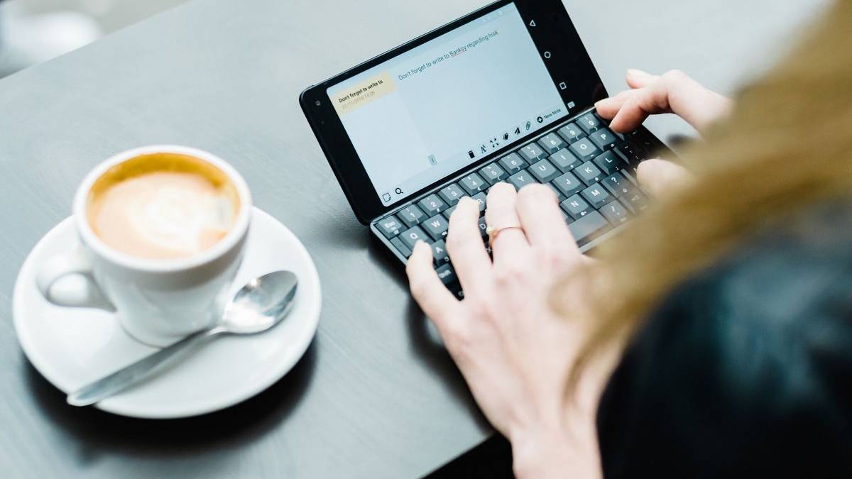 The Cosmo Communicator is the next clamshell PDA from Planet