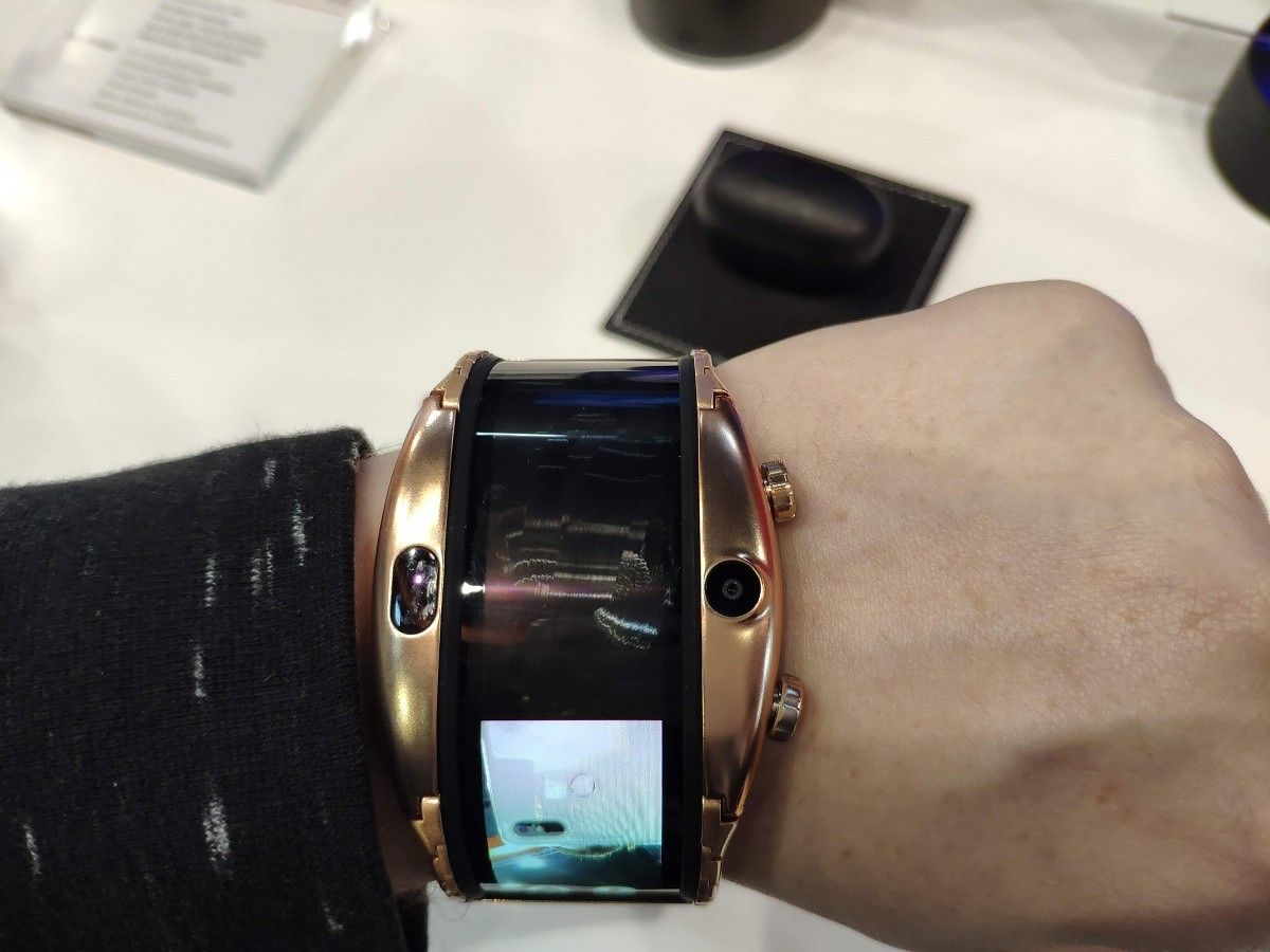 The Nubia Alpha is a smartwatch pretending to be a smartphone