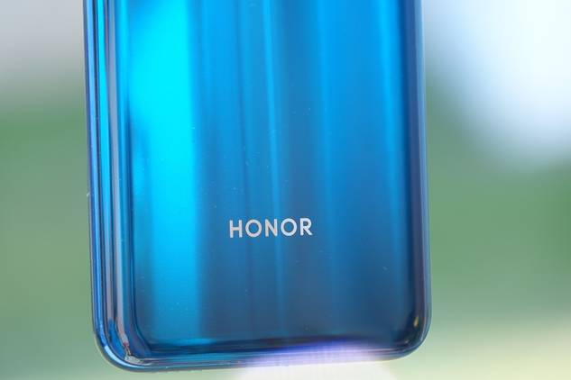 Honor logo visible on Honor 20 Pro huawei