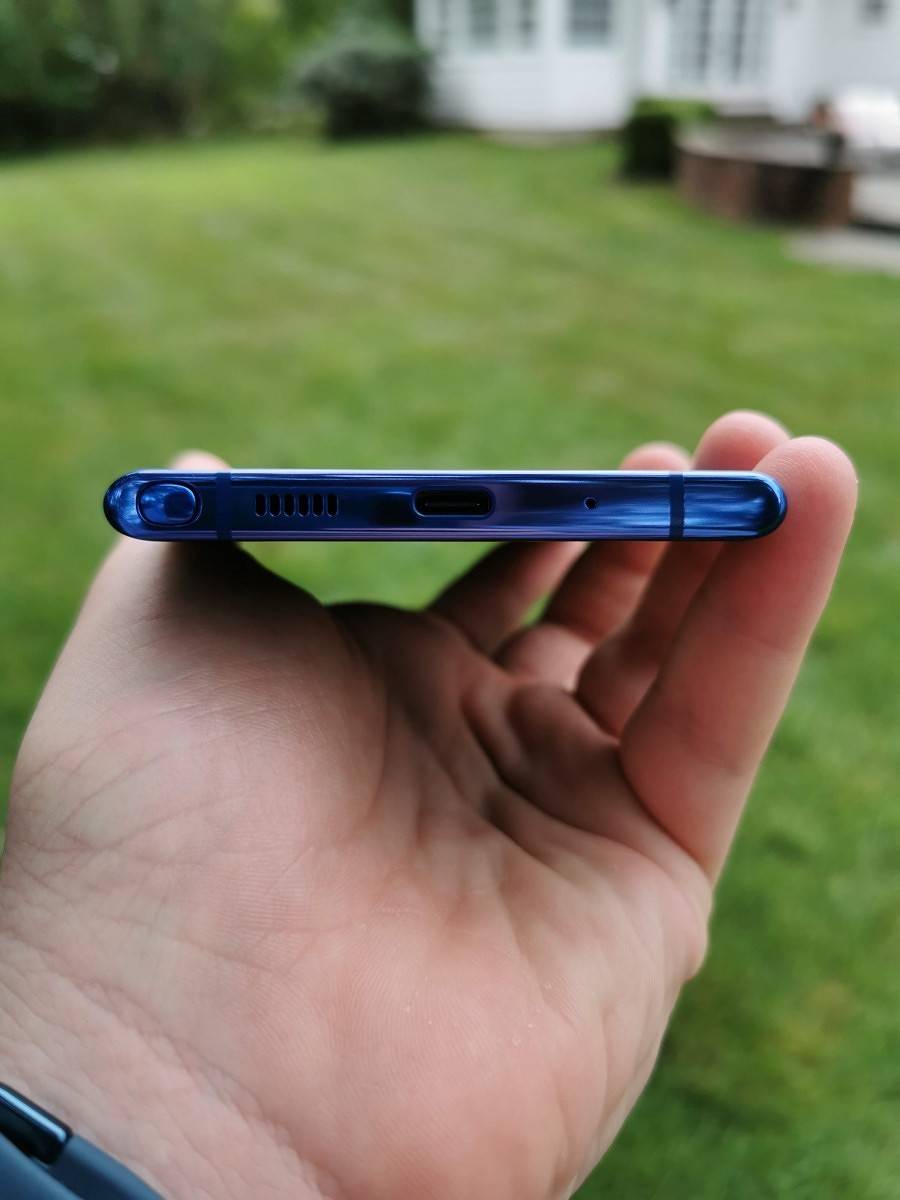 Samsung Galaxy Note 10 bottom side