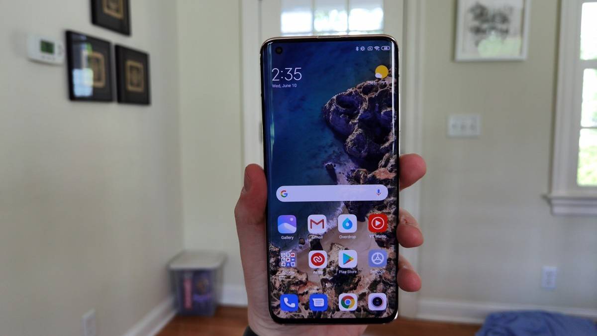 Xiaomi Mi 11 Pro Mi 10 Pro display in hand