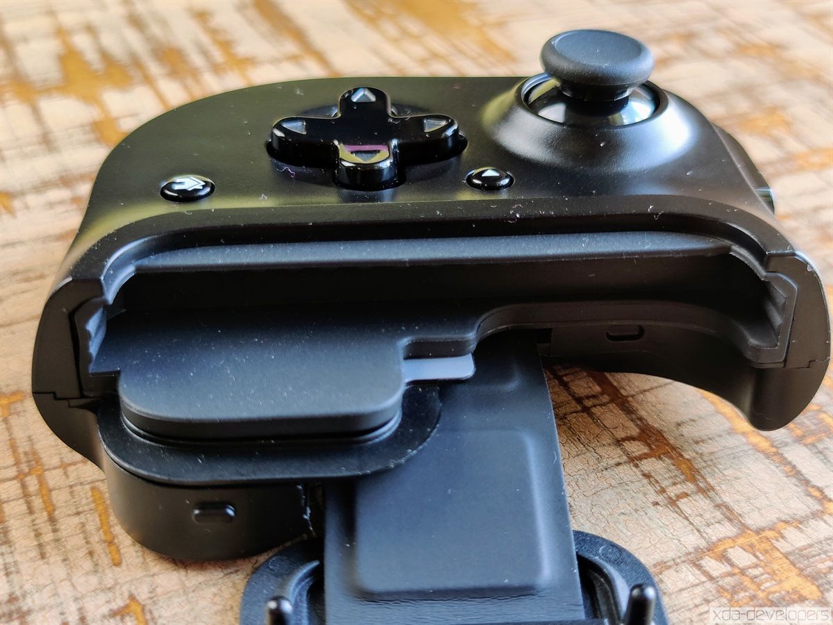 Razer Kishi extending telescopic game controller for Android