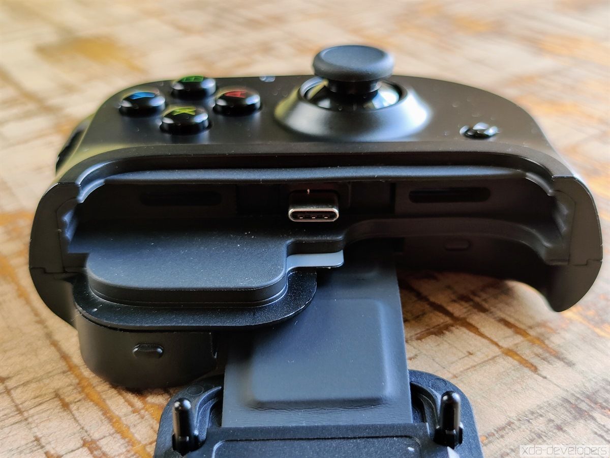 Razer Kishi extending telescopic game controller for Android