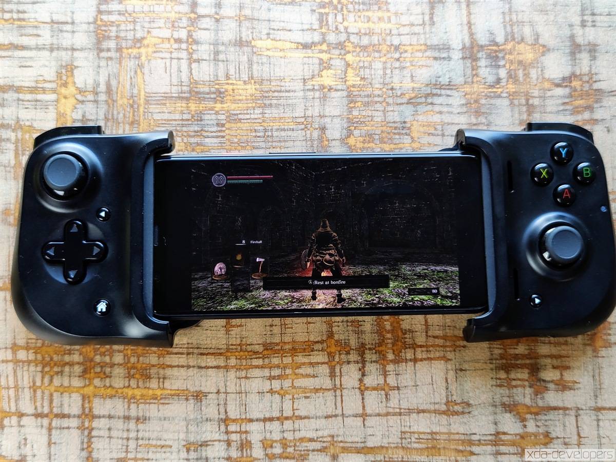 Razer Kishi extending telescopic game controller for Android