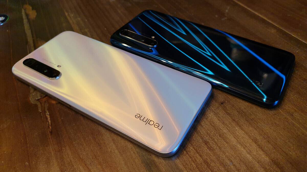 Realme X3 SuperZoom in two colorways on a wooden surface