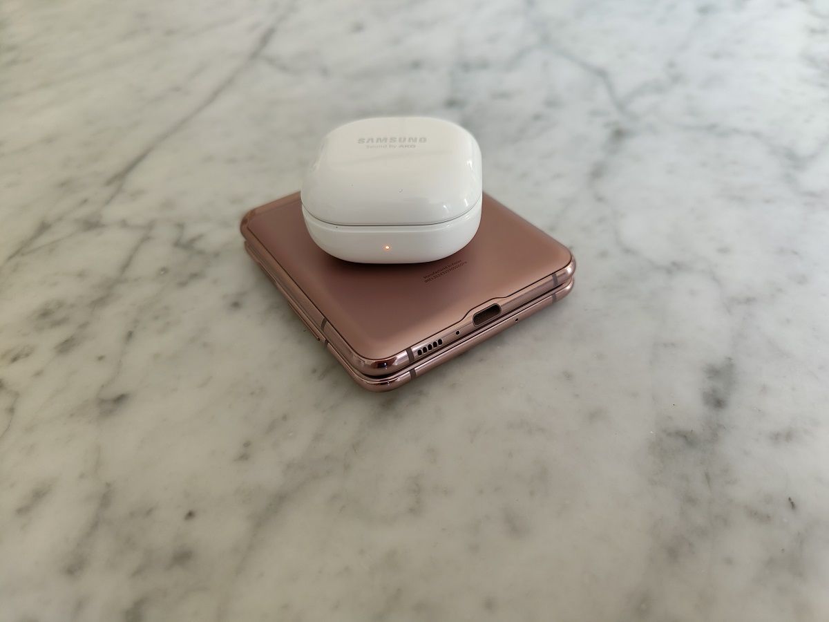 Samsung Galaxy Buds Live wireless charging