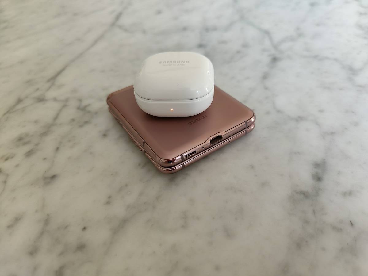 Samsung Galaxy Buds Live wireless charging