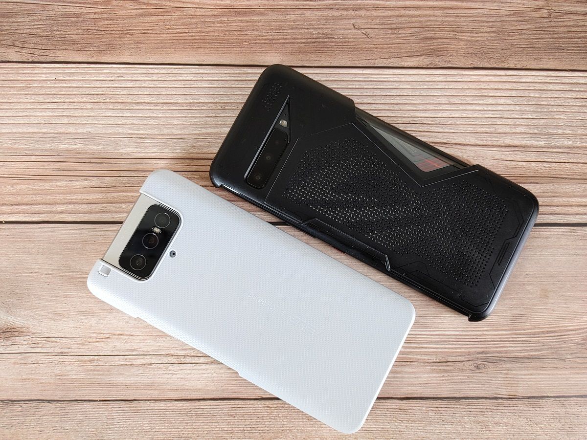 The ASUS ZenFone 7 and ROG Phone 3 support passthrough charging