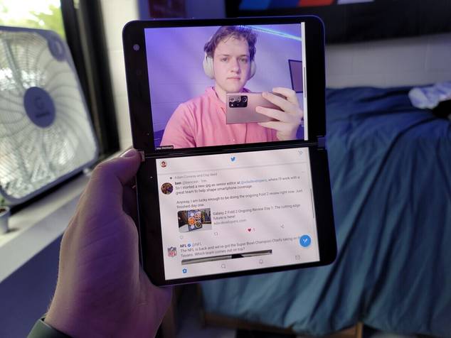 Multitasking on the Microsoft Surface Duo