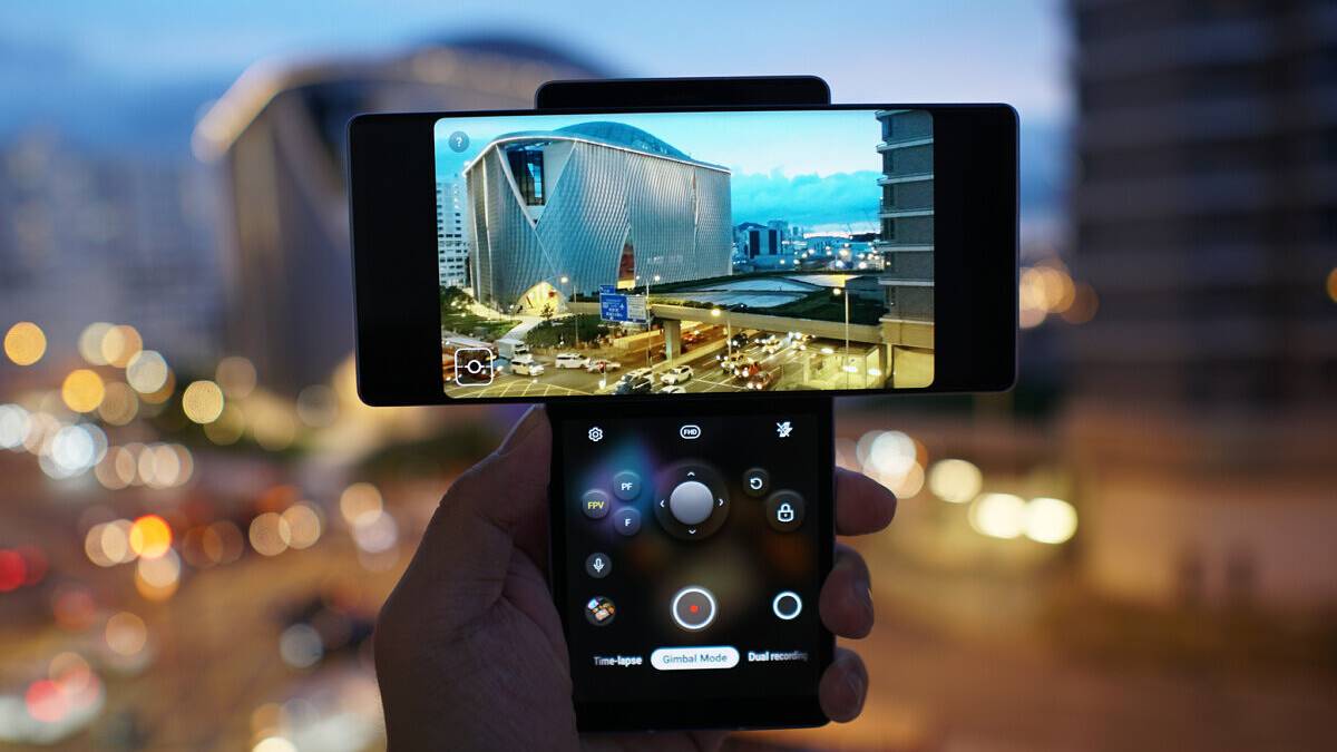 LG Wing gimbal mode taking photo pf cityscape in low light environment