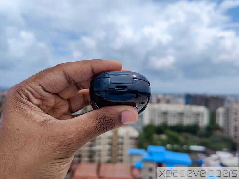 Samsung Galaxy Buds Live - USB Type-C Port on Case