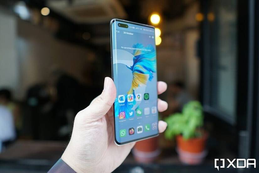 The Mate 40 Pro brings back the waterfall screen with an 88-degree slope.