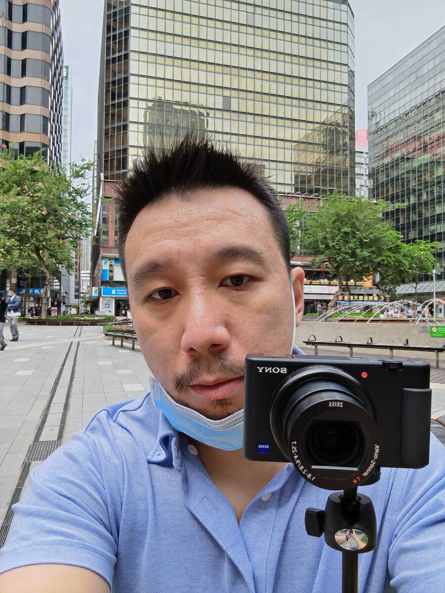 A selfie captured by the Mate 40 Pro during the day.