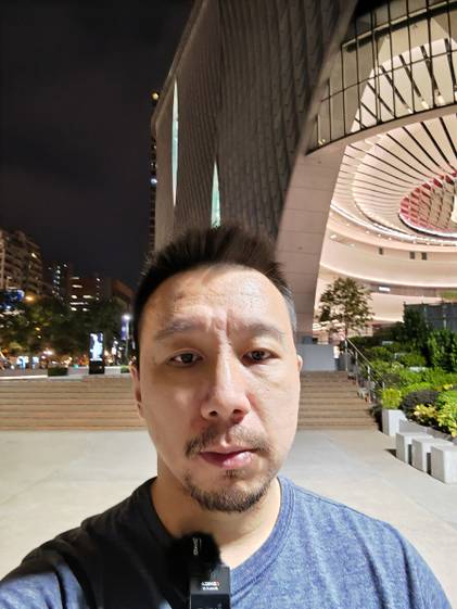 Mate 40 Pro selfie at night.