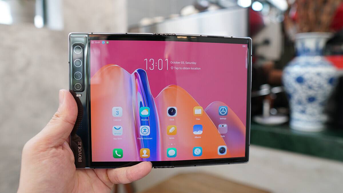 The Royole FlexPai 2 in hand.