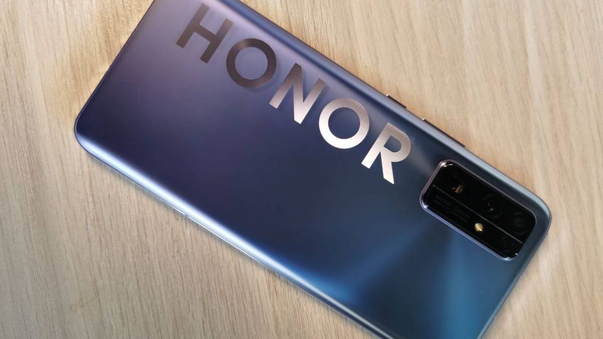 Huawei Honor 30 on wooden table