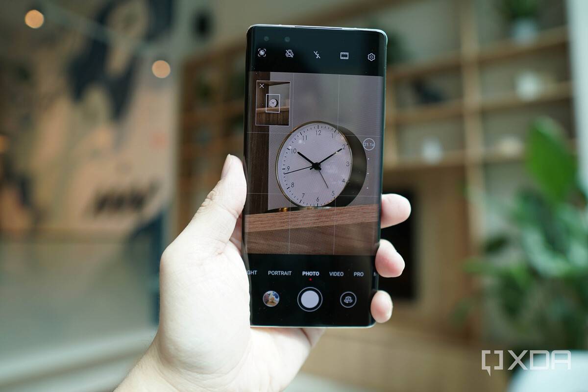 The Note 20 Ultra camera zooming 10x.
