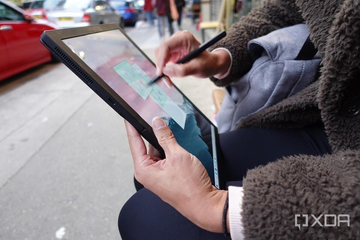Sketching on the Lenovo ThinkPad X1 Fold