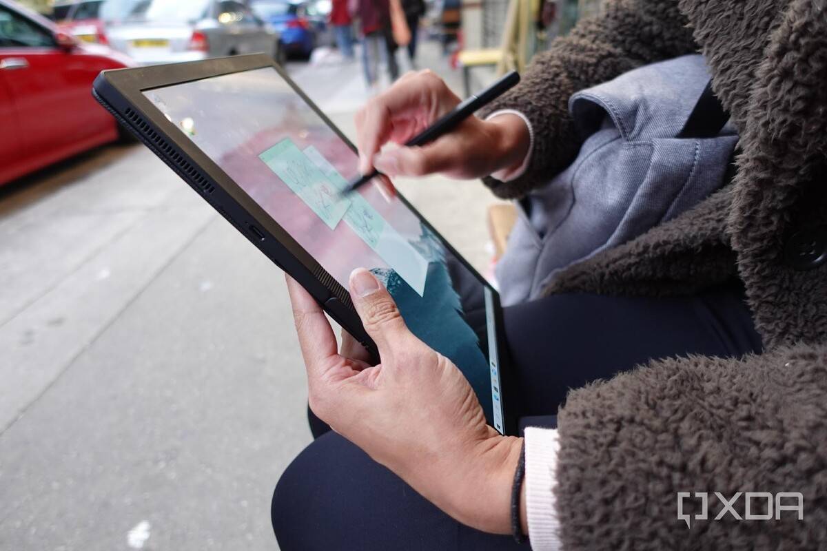Sketching on the Lenovo ThinkPad X1 Fold