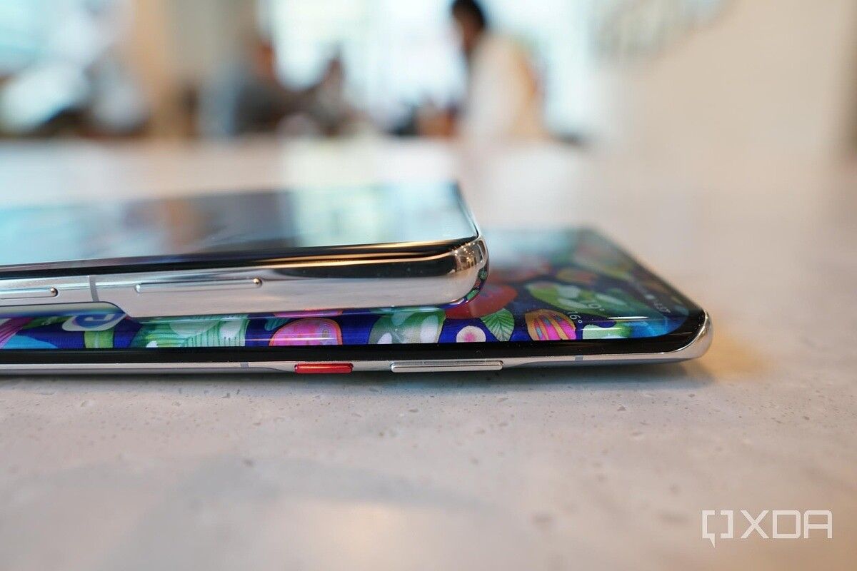 Galaxy S21 Ultra (top) and a Huawei Mate 40 Pro (bottom).