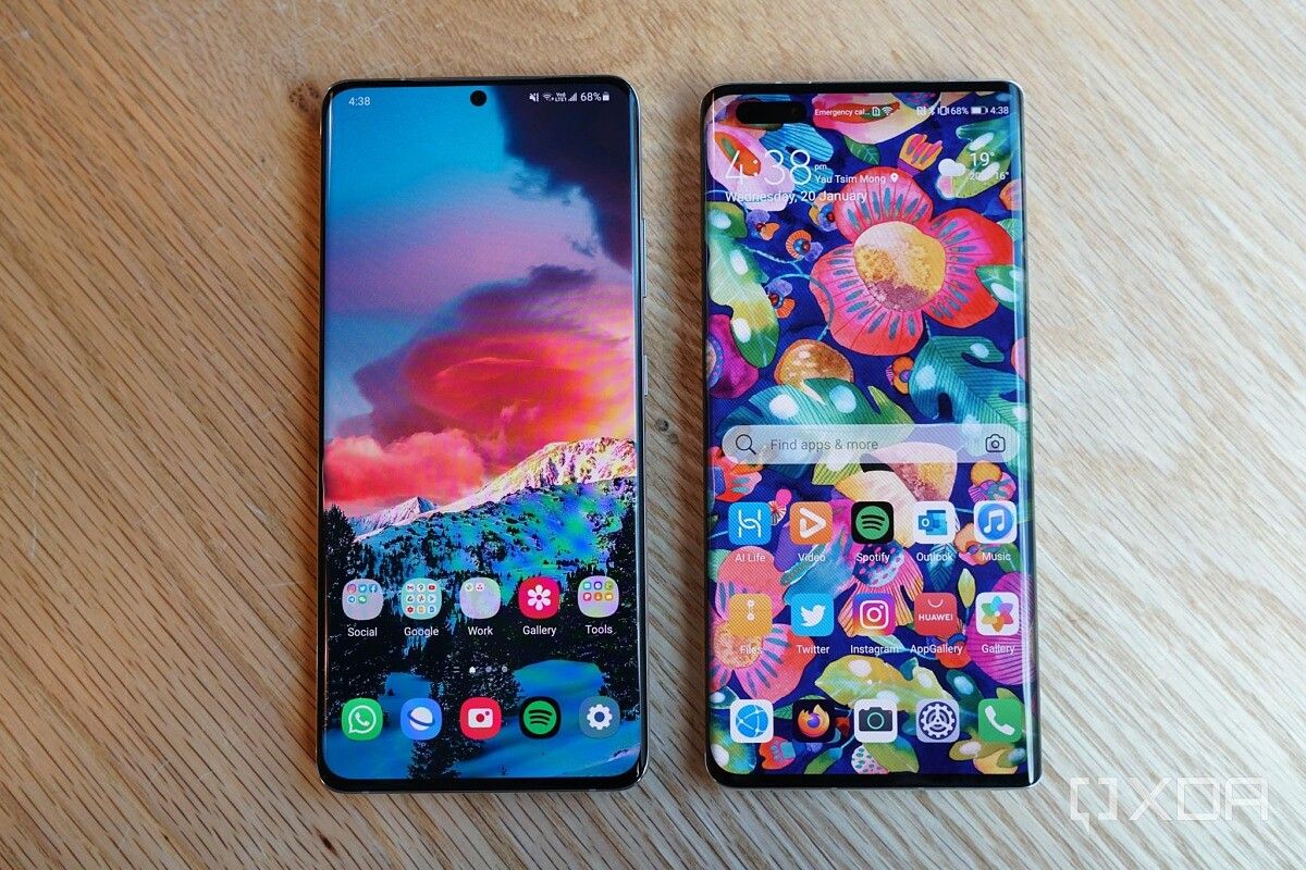 Galaxy S21 Ultra (left) and a Huawei Mate 40 Pro (right).