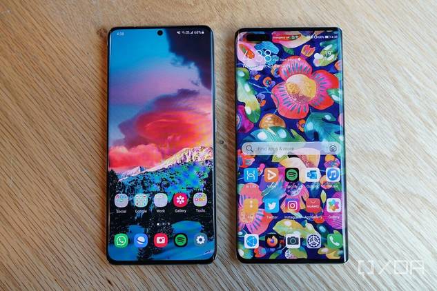 Galaxy S21 Ultra (left) and a Huawei Mate 40 Pro (right).