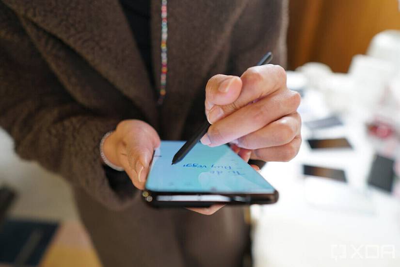 The S21 Ultra supporting the S-Pen