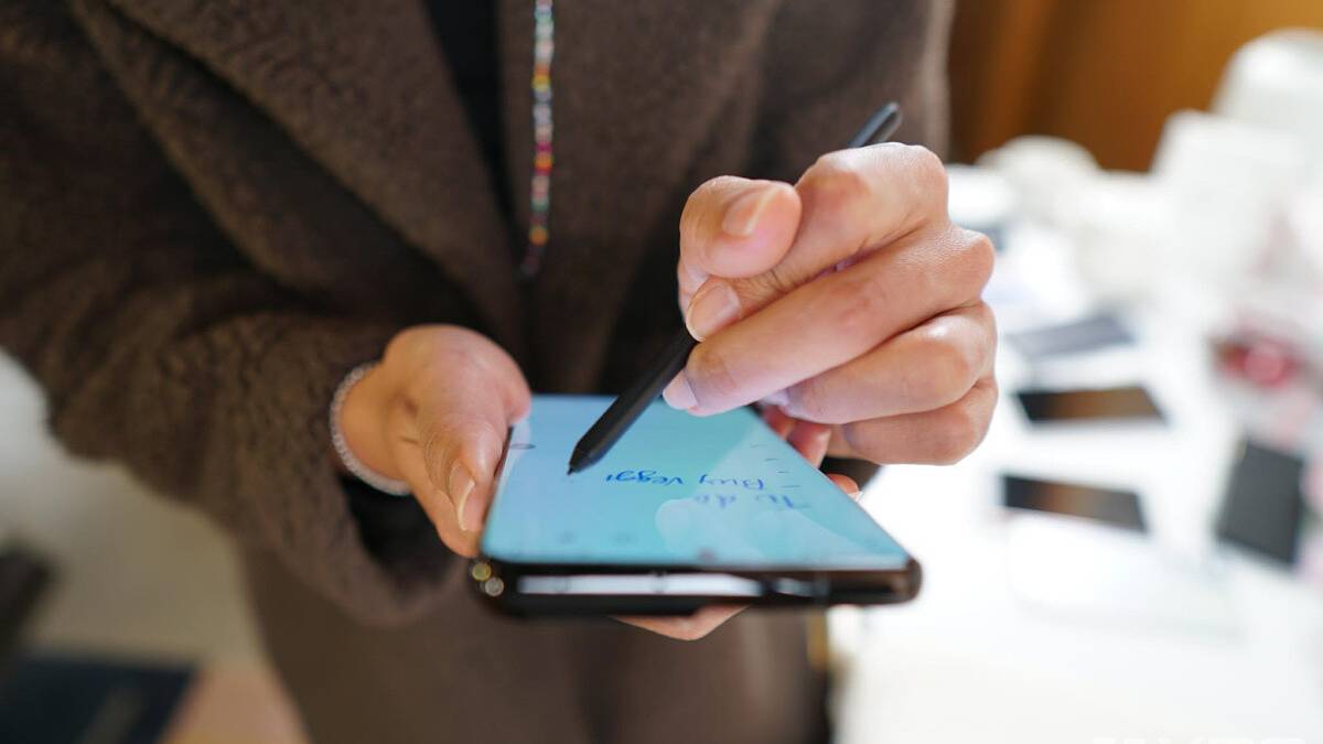 The S21 Ultra supporting the S-Pen