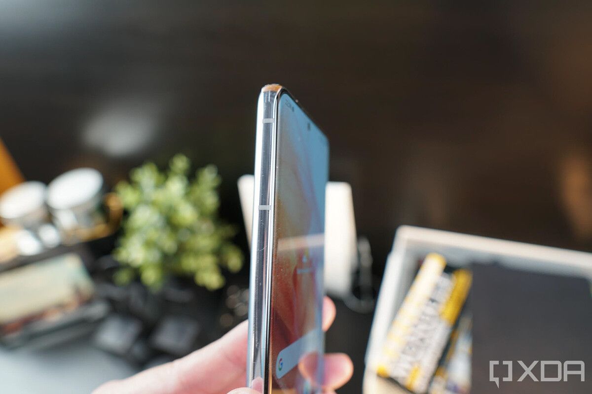 the S21 Ultra has a subtle curvature on both left and right side of the screen