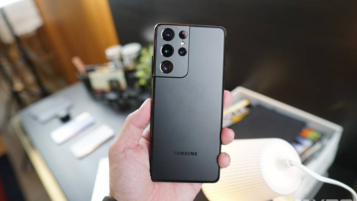 S21 Ultra in black