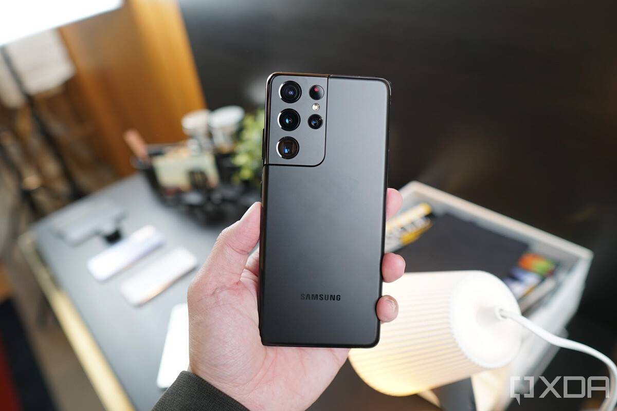 S21 Ultra in black