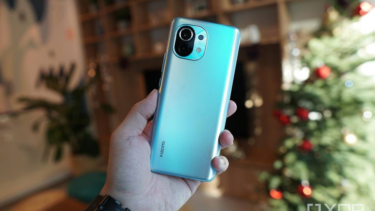 Xiaomi Mi 11 in hand