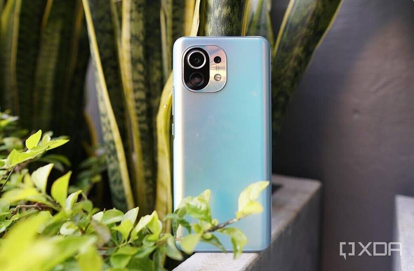 Xiaomi Mi 11 back reflection