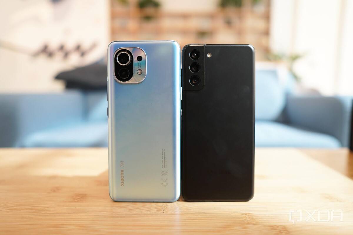 Xiaomi Mi 11 and Samsung Galaxy S21 Plus