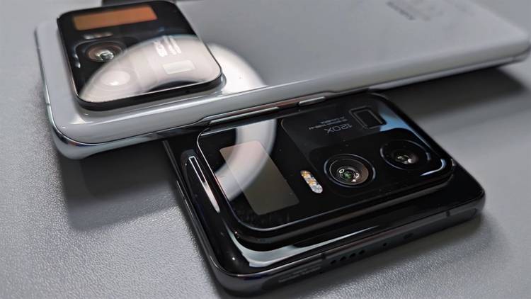 Xiaomi Mi 11 Ultra in black and white