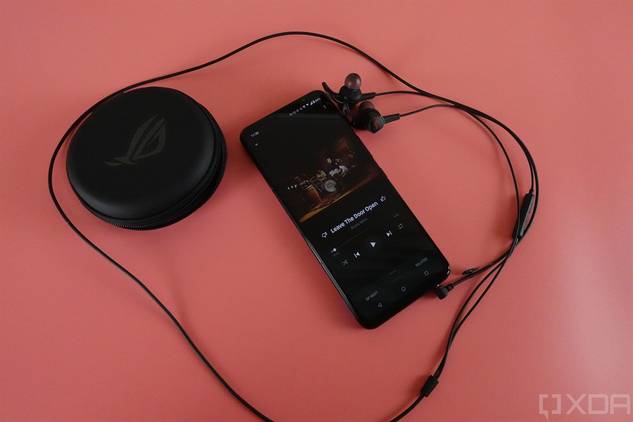 ASUS ROG Phone 5 Ultimate connected to ROG Cetra II Core