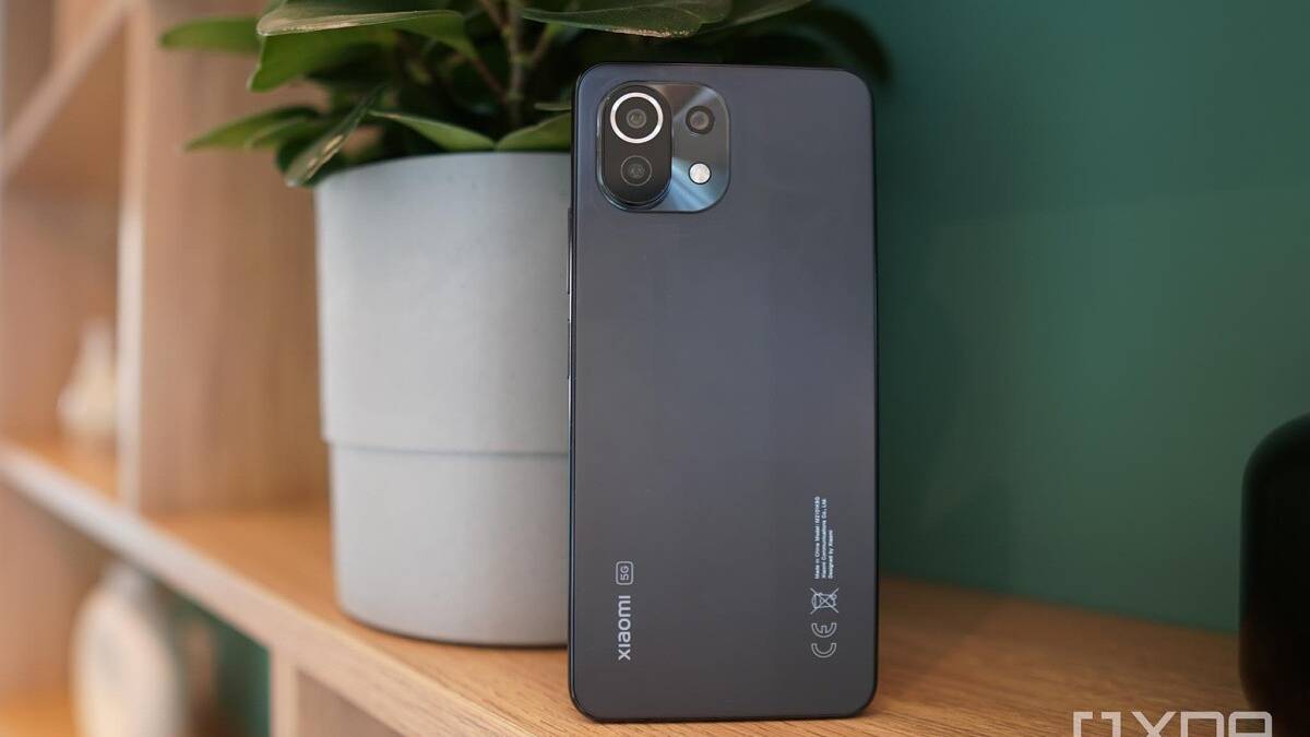 The Mi 11 Lite in black
