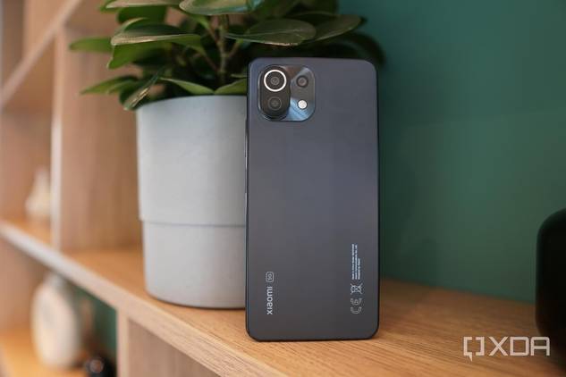 The Mi 11 Lite in black