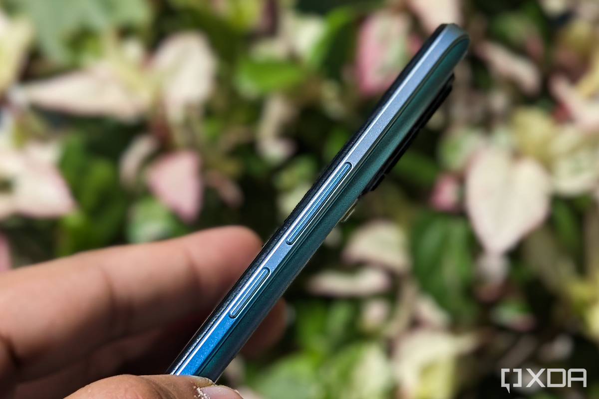 Realme 8 Pro review Infinite blue 128GB buttons