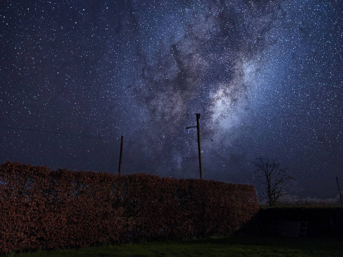 Xiaomi's AI sky editor changing the sky in a picture