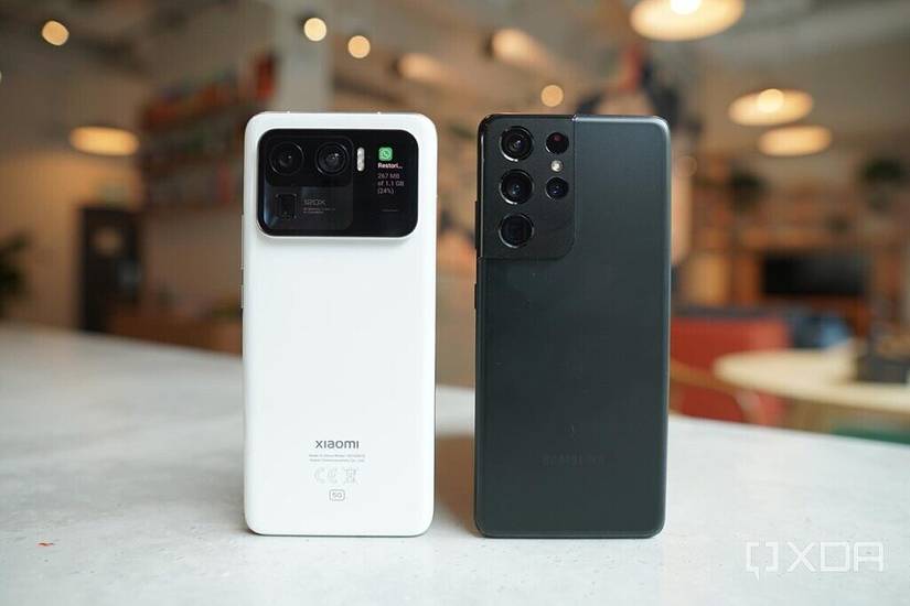 The Xiaomi Mi 11 Ultra and the Galaxy S21 side by side