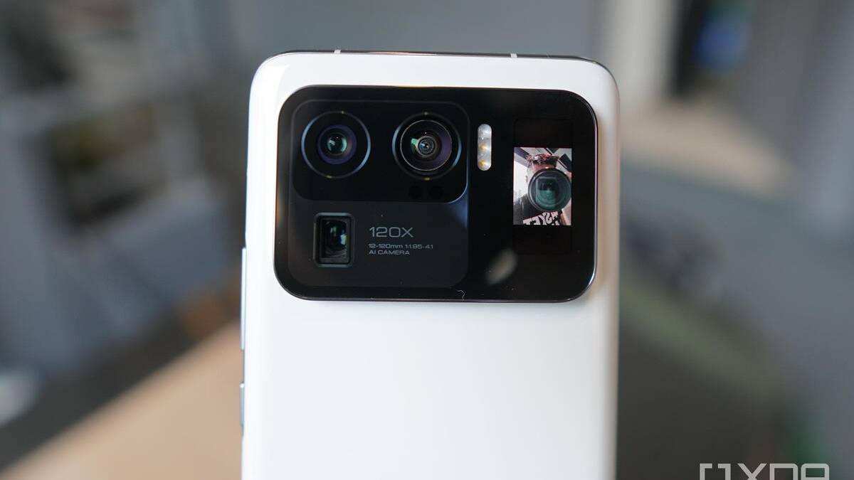 The Xiaomi Mi 11 Ultra's camera module with the second screen on
