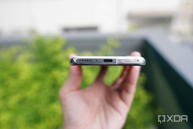 The bottom of the Mi 11 Ultra is flat.