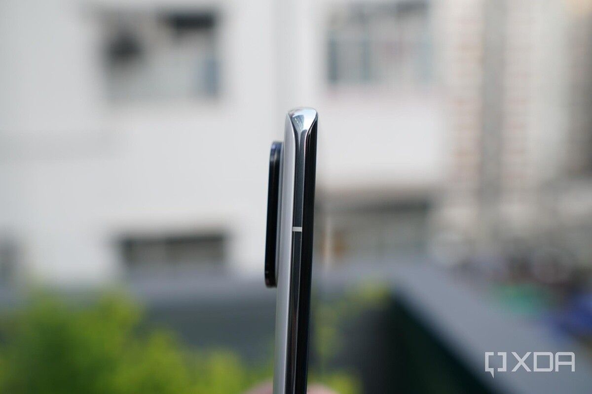 Xiaomi Mi 11 Ultra camera bump from the side
