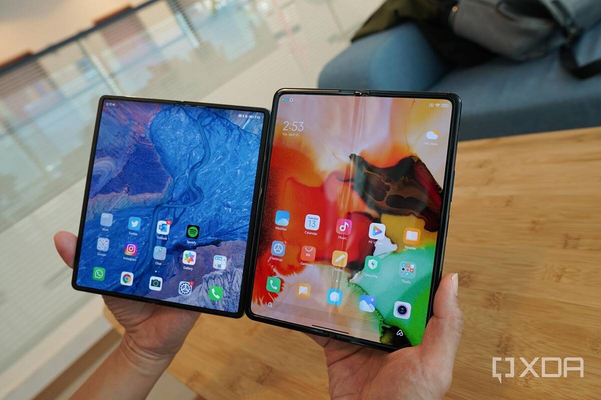 The Huawei Mate X2's screen (left) and the Mi Mix Fold's screen (right).