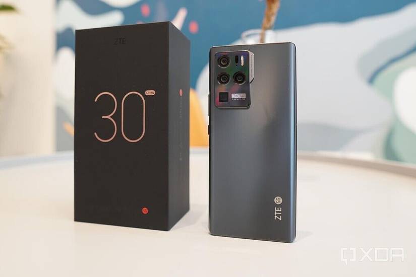 The ZTE Axon 30 Ultra and its global retail box.