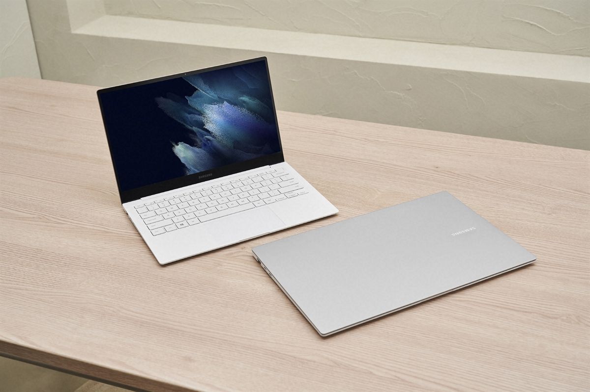 A photo of Windows 10 running on the Samsung Galaxy Book Pro